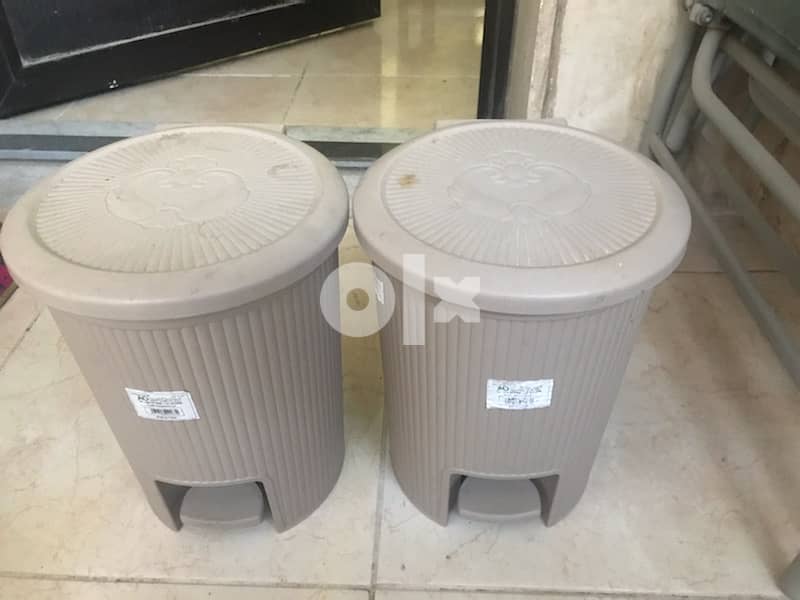 2 dust bin for bathrooms 0