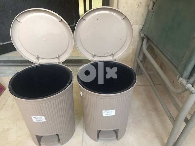 2 dust bin for bathrooms 1