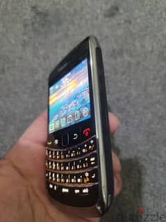 blackberry Bold orginal battery orginal sharger looks like new phone