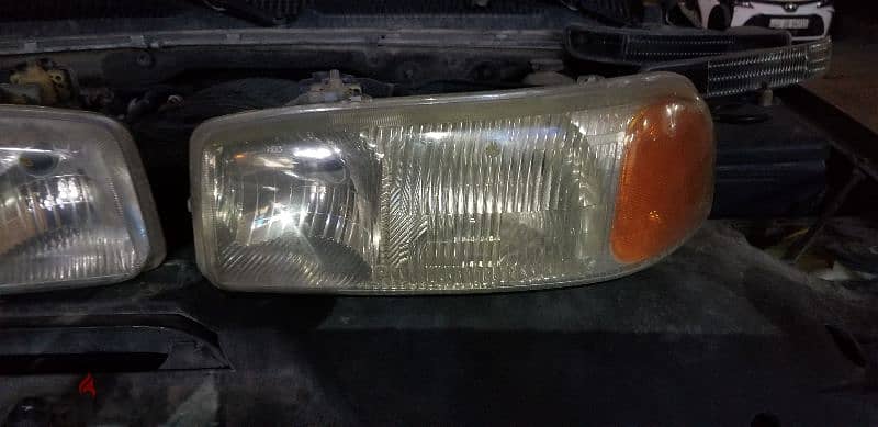 used in good condition GM YUKON 2001 to 2006 light &signals both sides 2