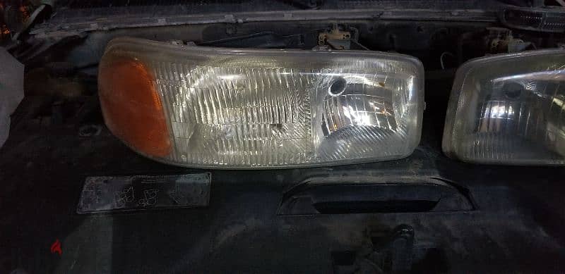 used in good condition GM YUKON 2001 to 2006 light &signals both sides 3