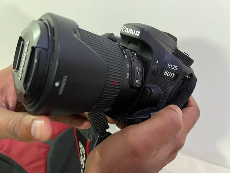 canon 80D+tamron 18mm-200mm lens(auto focus)+canon flash+bag 4