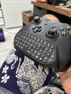 Xbox controller with rechargable battery and keyboard