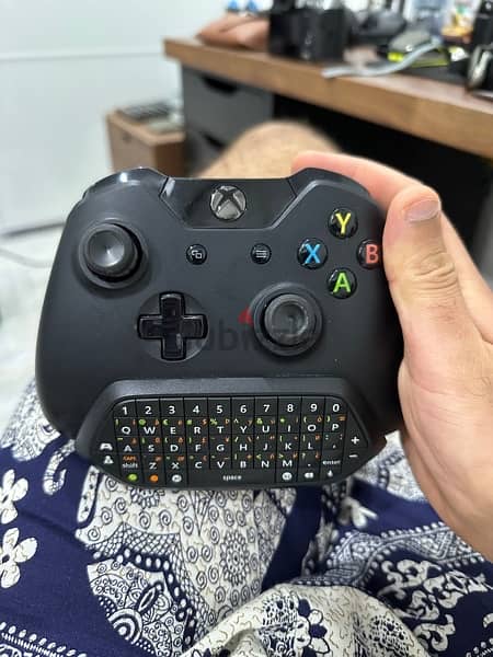 Xbox controller with rechargable battery and keyboard 1
