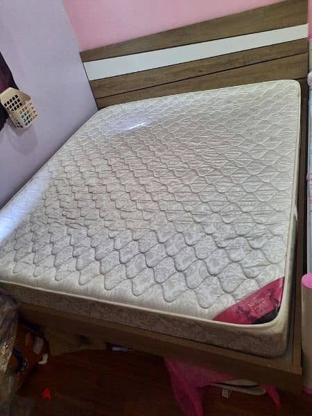 Good condition King size bed with mattress 0