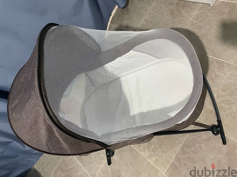 Foldable baby bassinet for sale in good condition 2