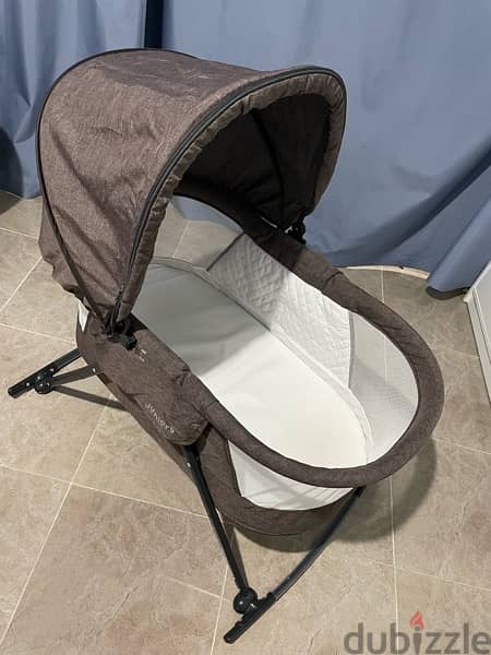 Foldable baby bassinet for sale in good condition 0