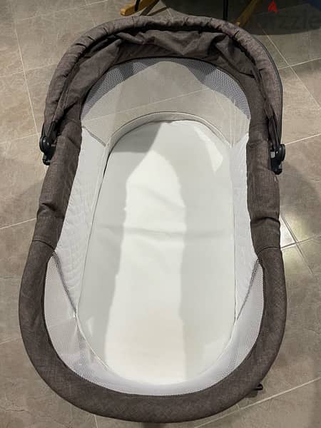 Foldable baby bassinet for sale in good condition 3