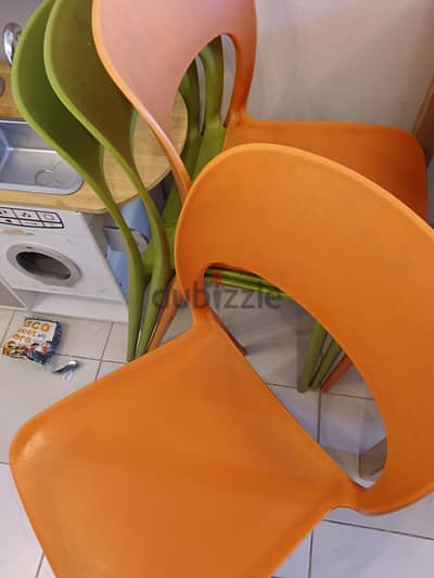 4 hard plastic good chair 6 kd