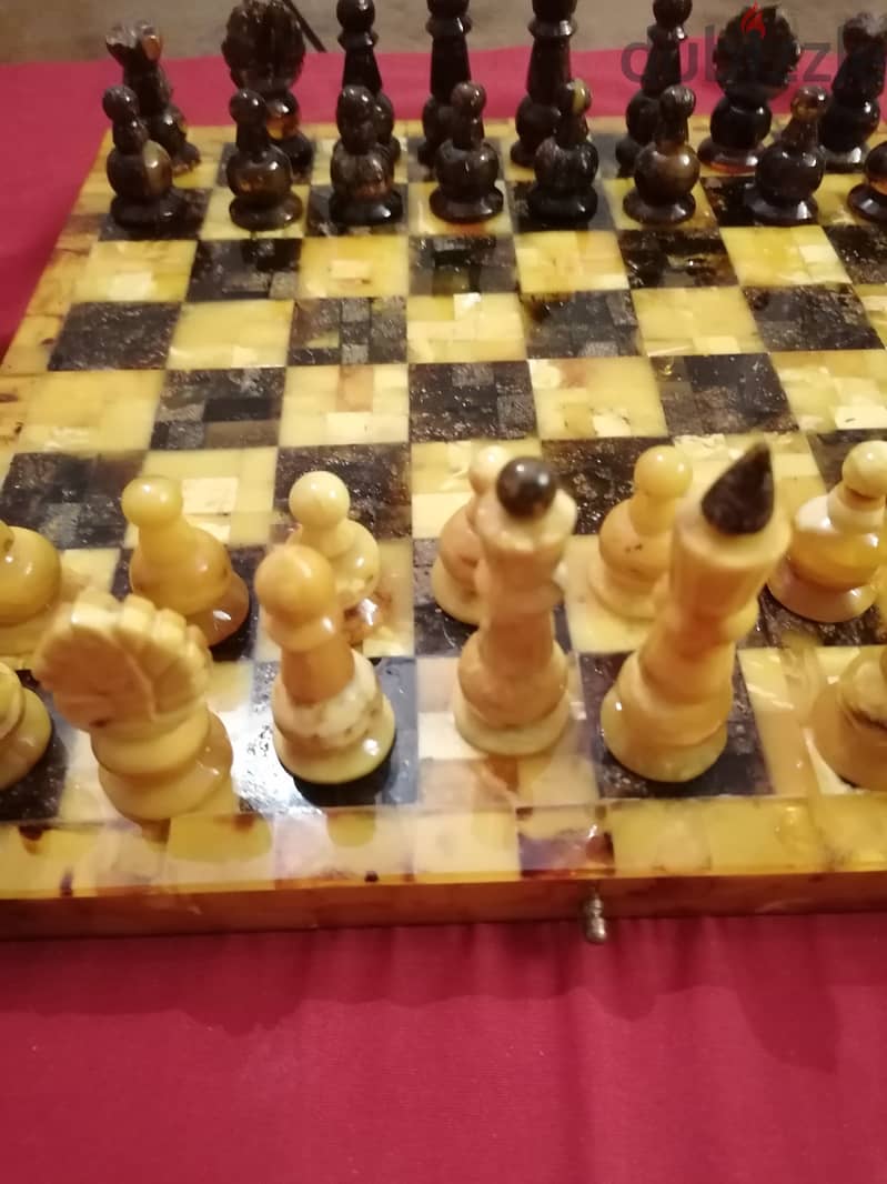 قطع شطرنج مصنوعة من كهرمان البلطيق 0