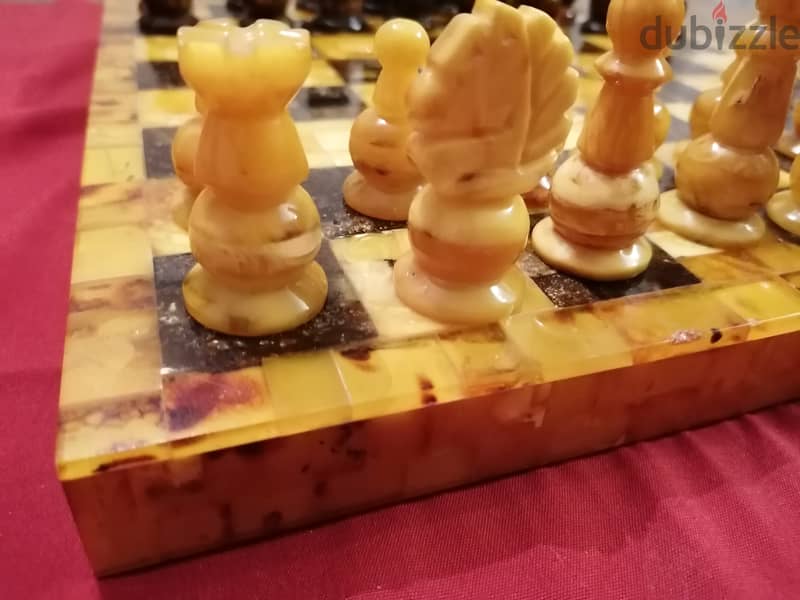 قطع شطرنج مصنوعة من كهرمان البلطيق 1