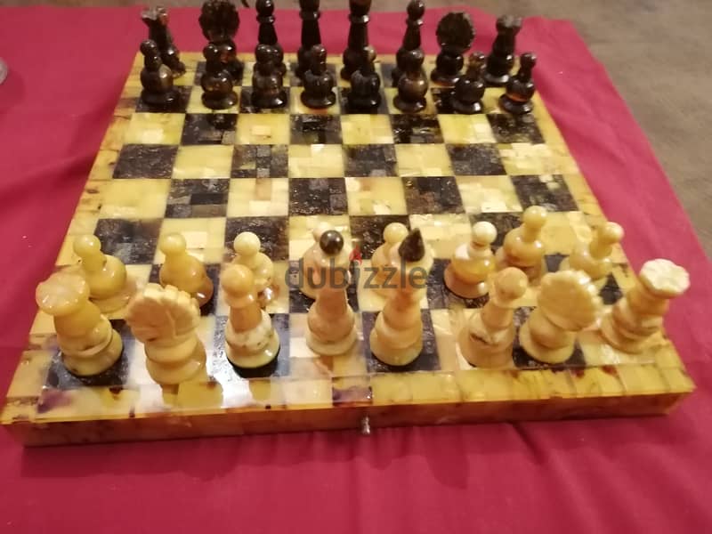 قطع شطرنج مصنوعة من كهرمان البلطيق 2
