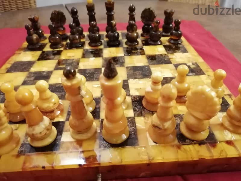 قطع شطرنج مصنوعة من كهرمان البلطيق 3
