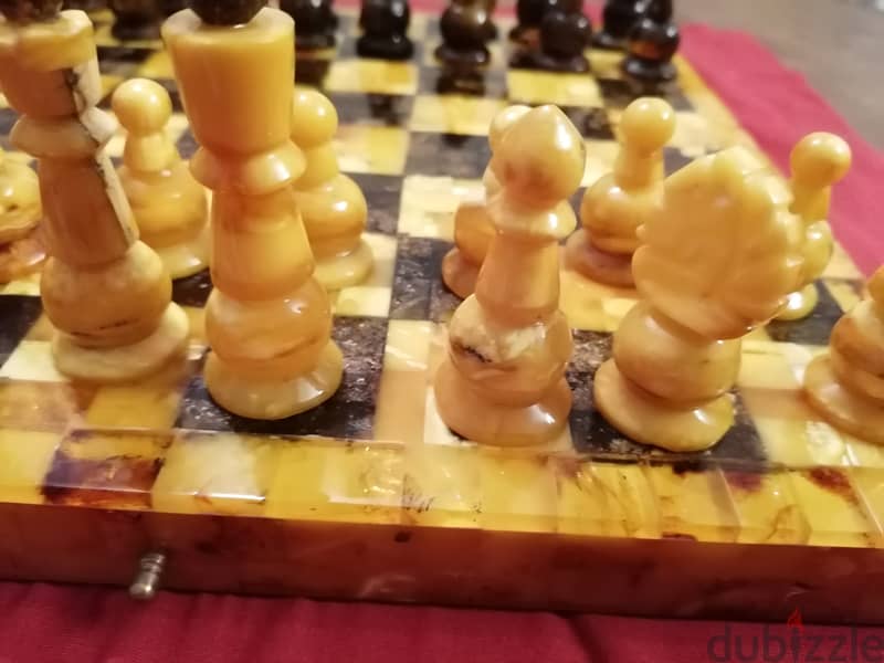 قطع شطرنج مصنوعة من كهرمان البلطيق 4