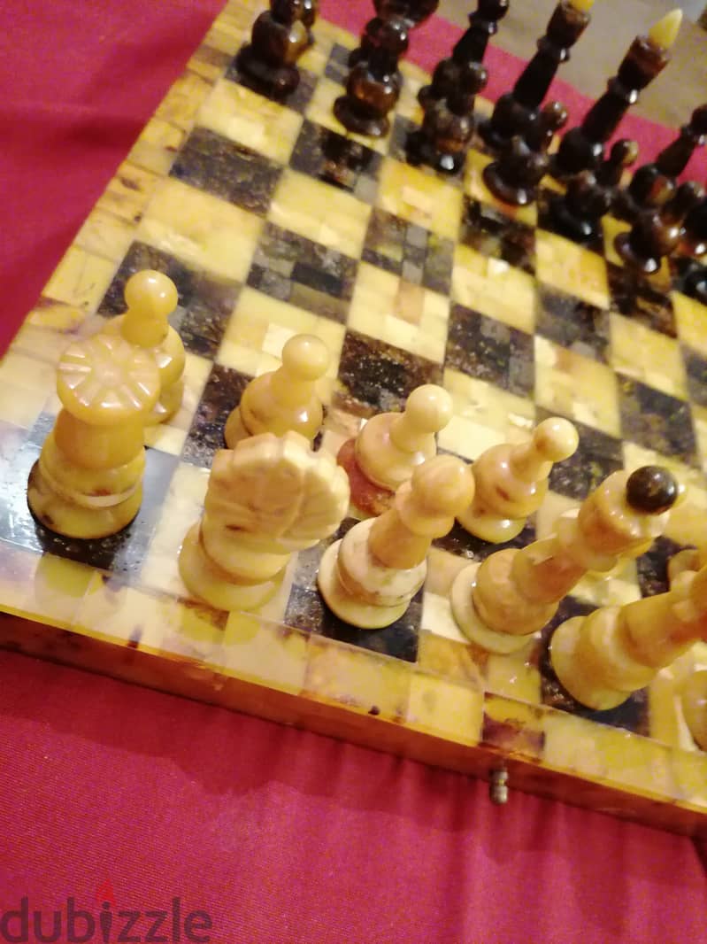 قطع شطرنج مصنوعة من كهرمان البلطيق 5