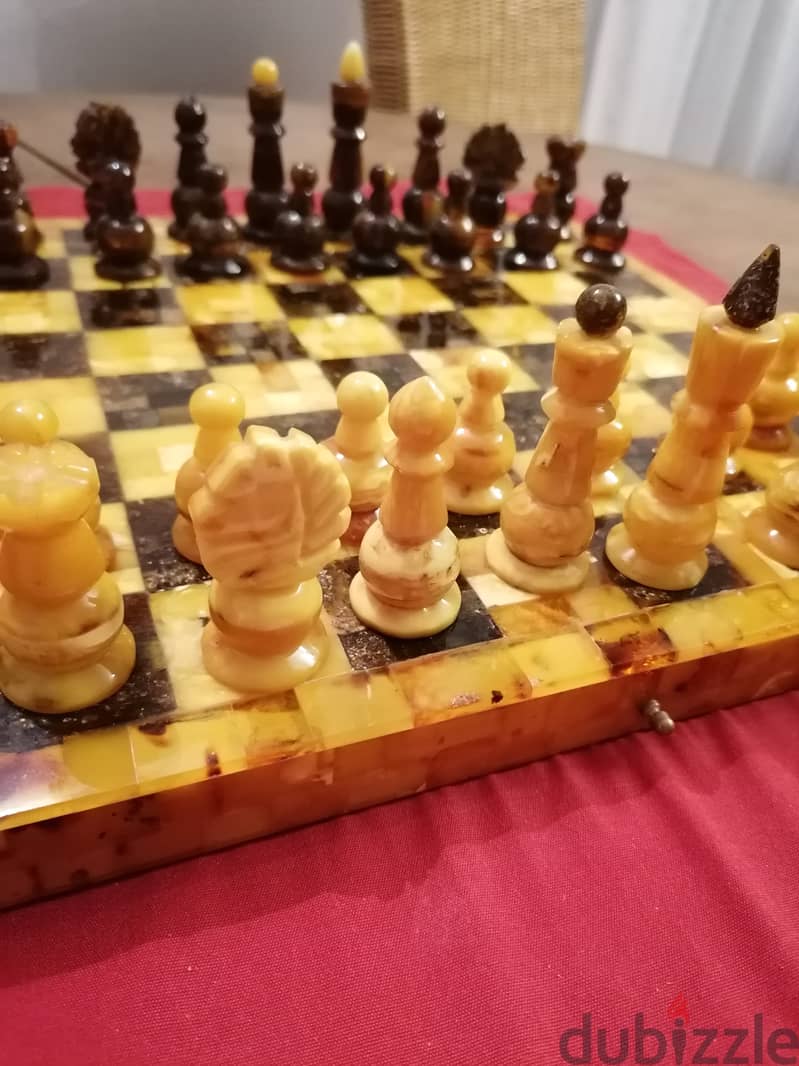 قطع شطرنج مصنوعة من كهرمان البلطيق 7