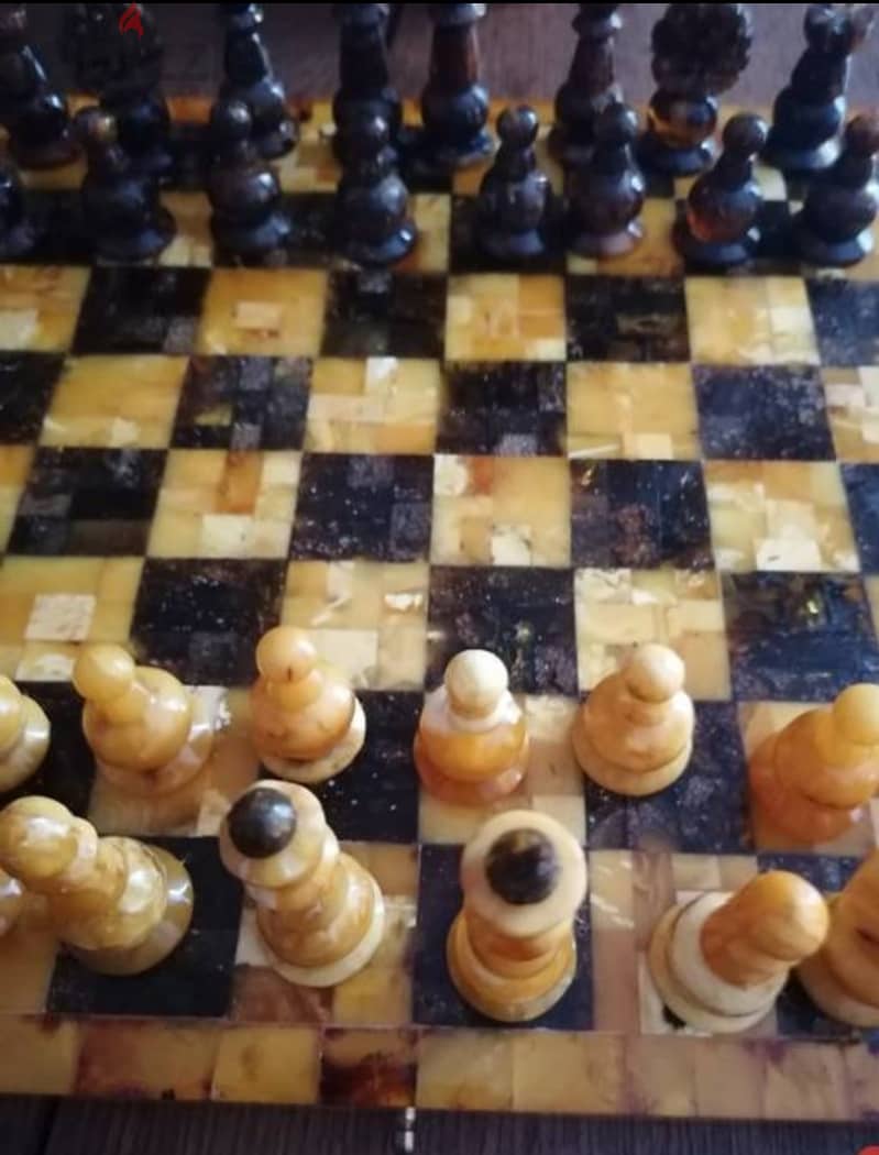 قطع شطرنج مصنوعة من كهرمان البلطيق 16