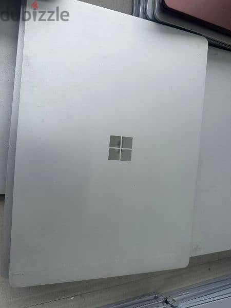 Surface laptop 1
I5 7th  
4gb 128ssd
Touch screen 
Original charger 0