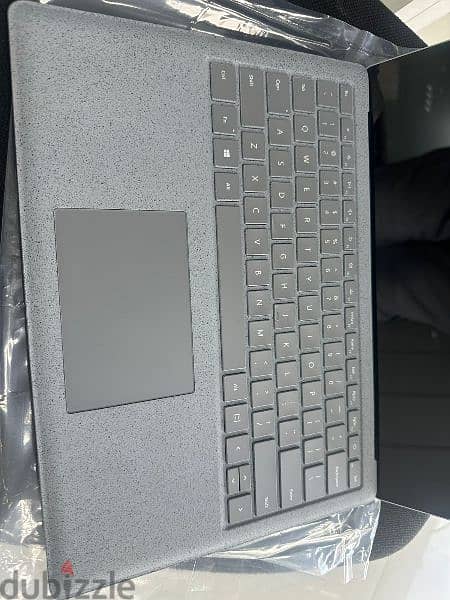 Surface laptop 1
I5 7th  
4gb 128ssd
Touch screen 
Original charger 4