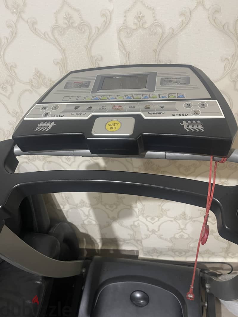 Treadmill.    J s - e 4002 2