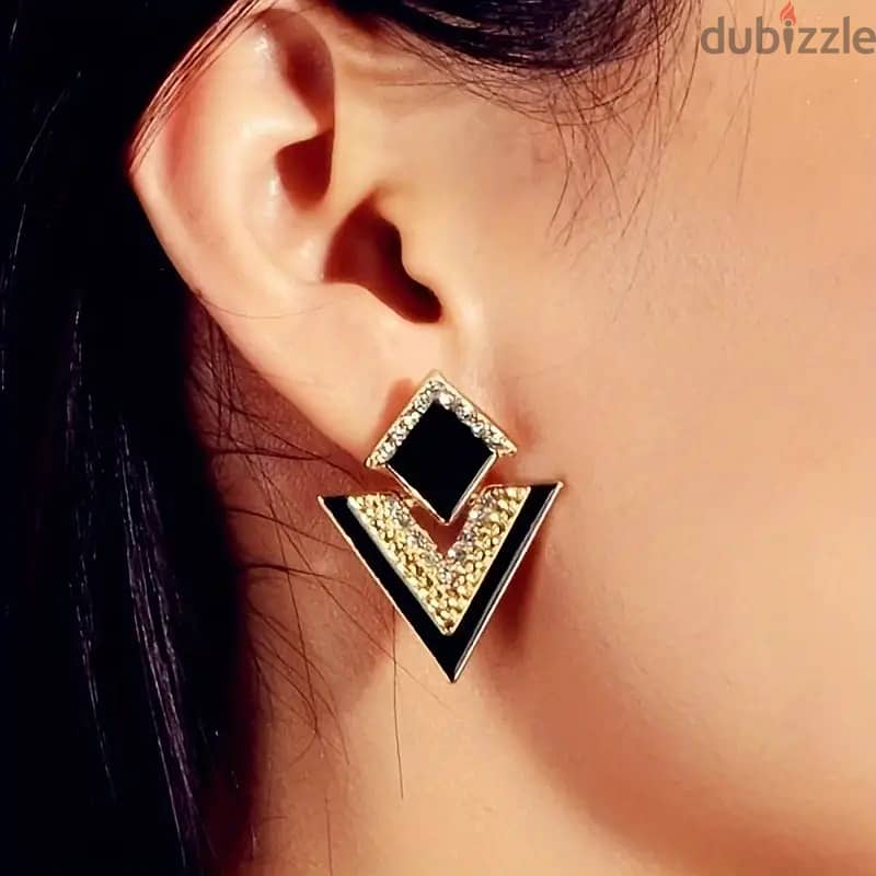 V-Shaped Pendant Necklace With Geometric Dangle Earrings Set 1