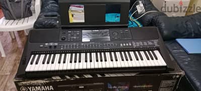 Yamaha PsrE463 piano keyboard for sale.
