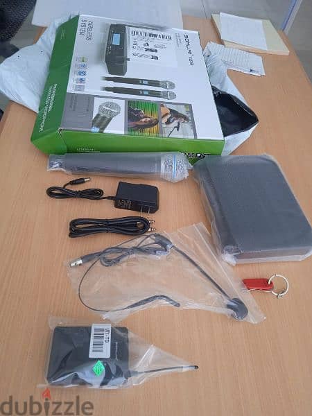 wireless microphone hand mic 1. and head mic 1 pieces . brannew 1