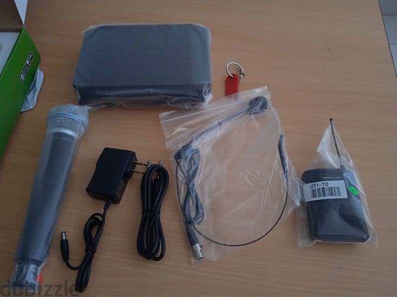 wireless microphone hand mic 1. and head mic 1 pieces . brannew 2