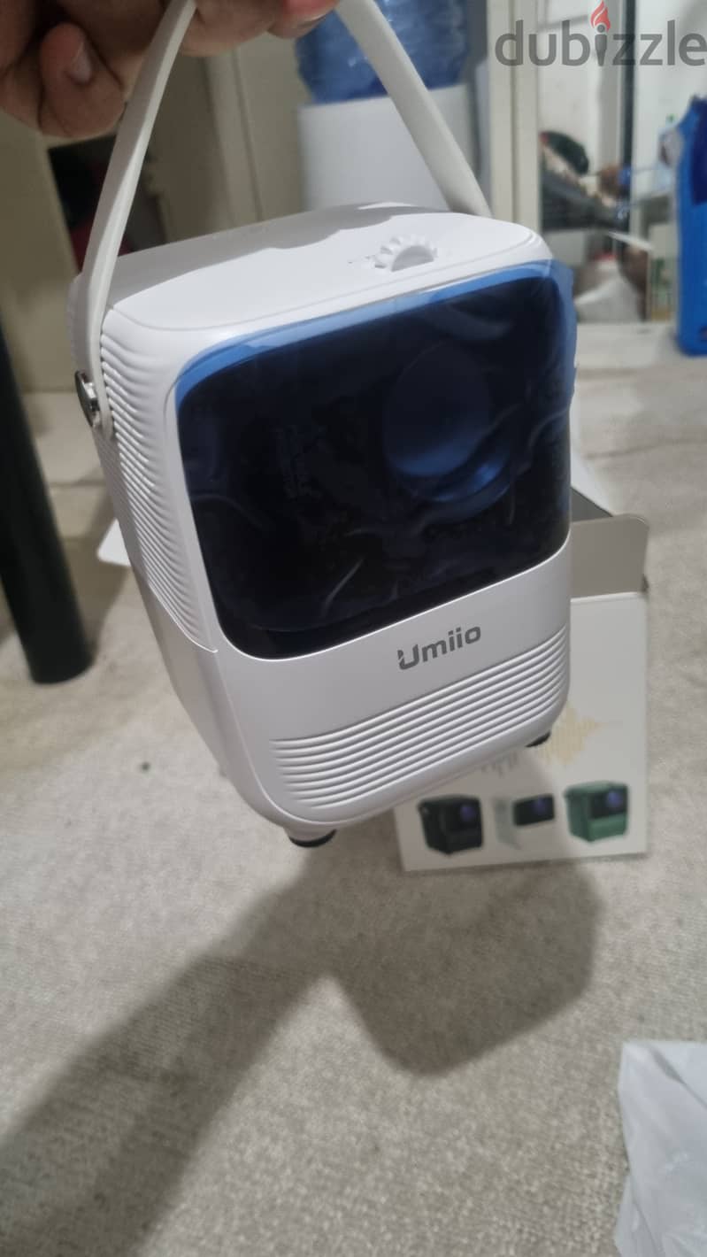 Umiio Projector selling its brand new. Only box open 2