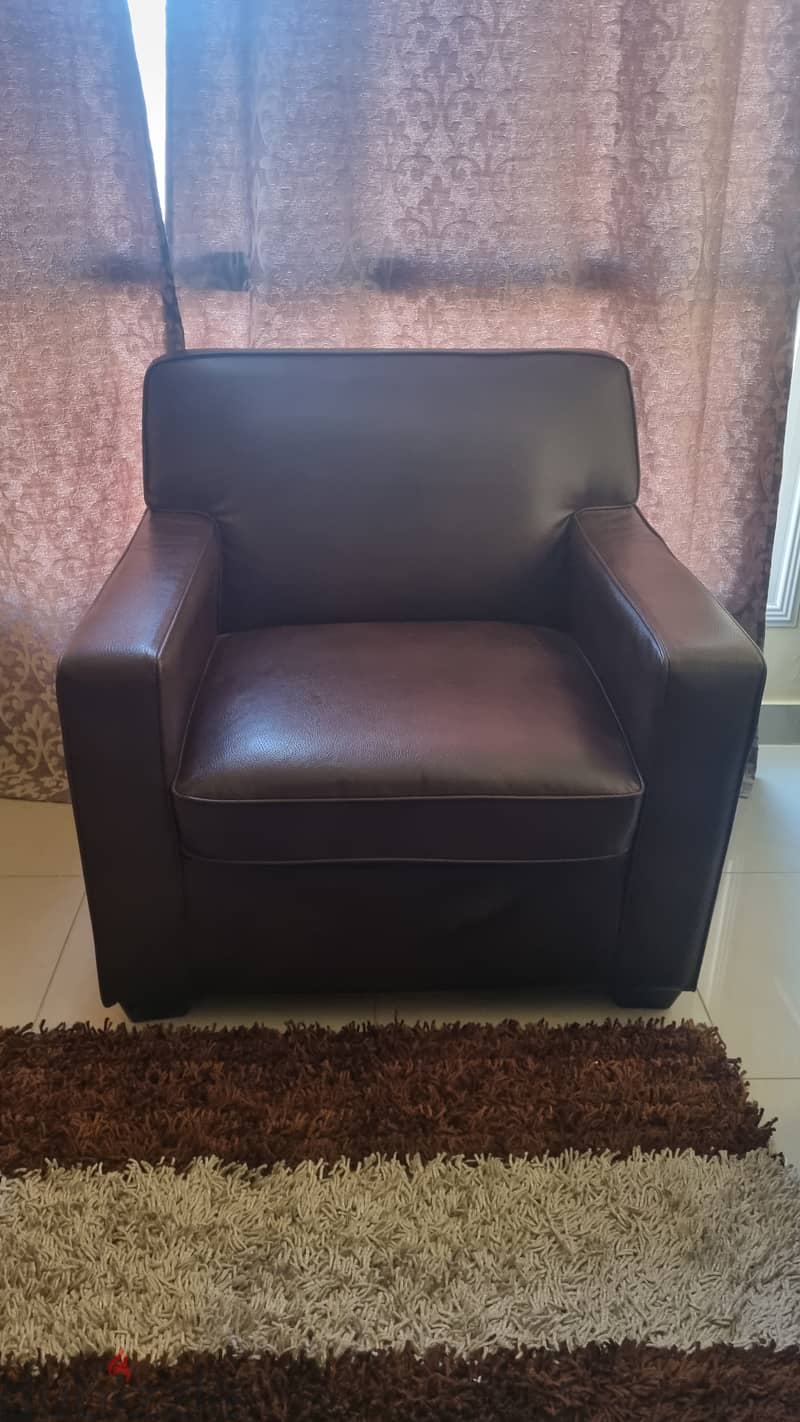 Single seater Leather Sofa in very good condition 1