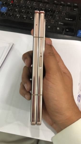 black dot inner display can be seen in the photos samsung fold 4 4