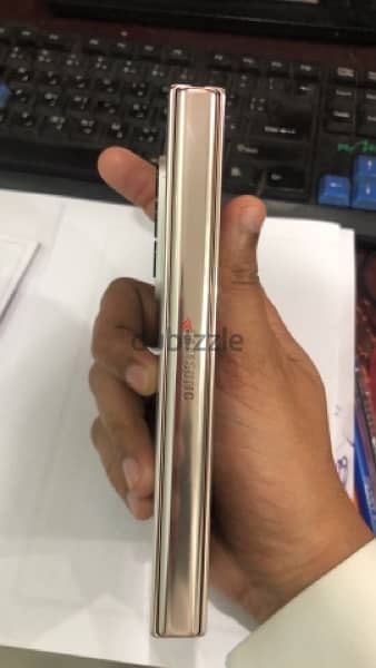 black dot inner display can be seen in the photos samsung fold 4 5