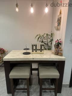 Bar Table / Kitchen table with 4 high stools