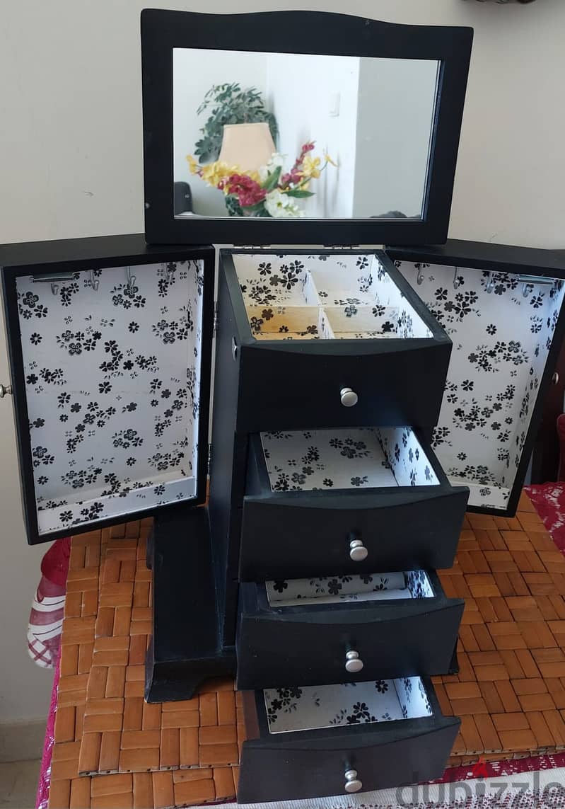 Jewelry Box in excellent condition for sale 1