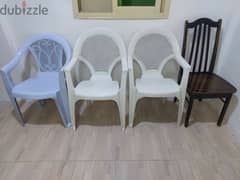 4 plastic chairs for sale (5kd)