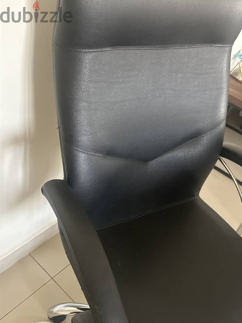Black leather office chair 1
