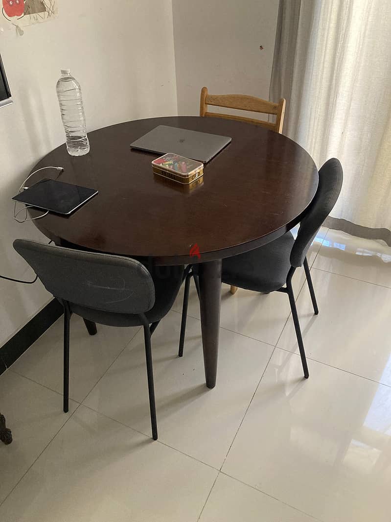 Circle Table with 4 Chairs 1