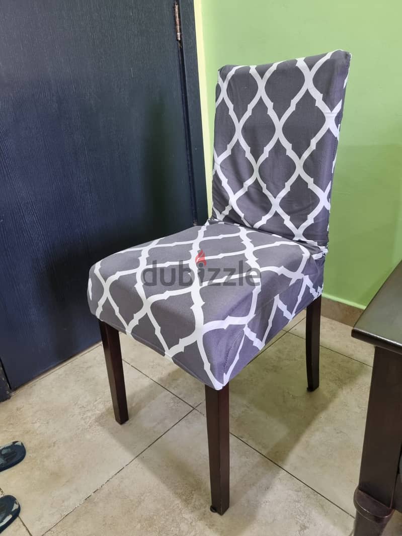 Dining Table with 3 chairs with covers 1