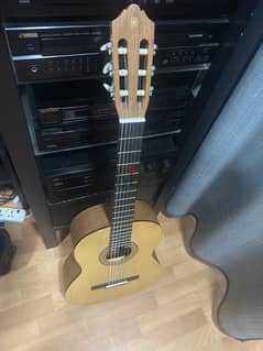 yamaha classical guitar c40m with wall hanger