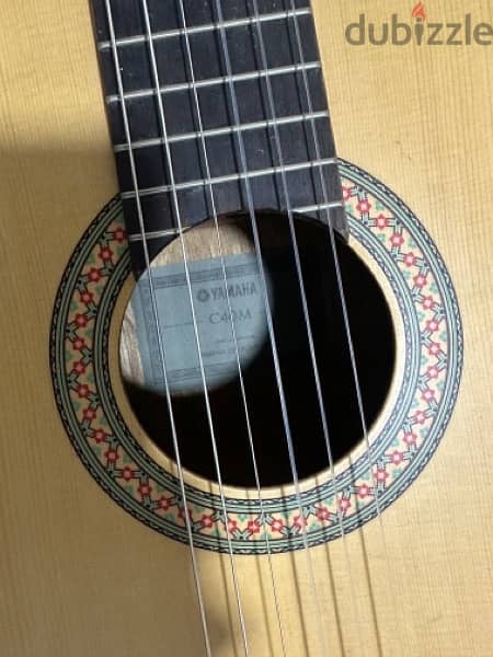 yamaha classical guitar c40m with wall hanger 1