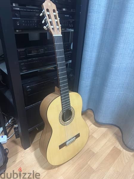 yamaha classical guitar c40m with wall hanger 2