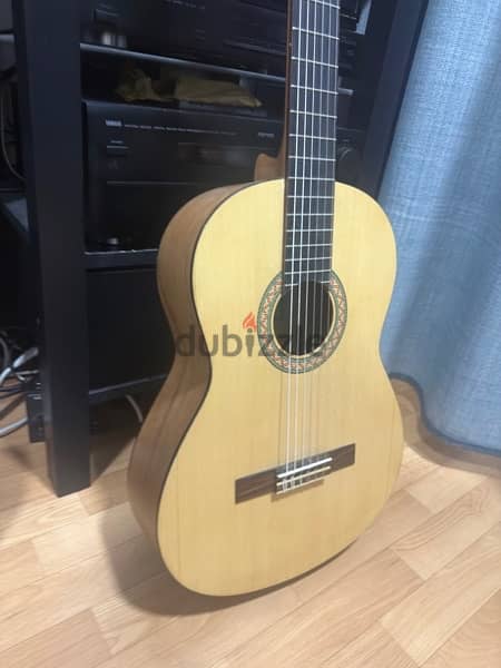 yamaha classical guitar c40m with wall hanger 3
