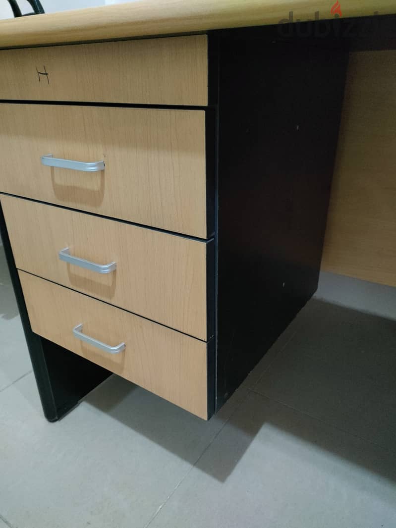 desk size 90*180 cm in good condition 2