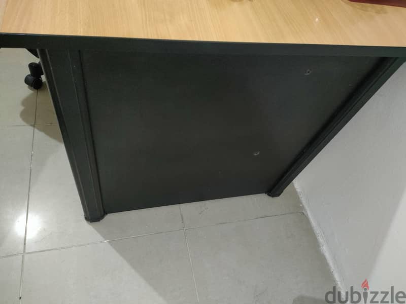 desk size 90*180 cm in good condition 3