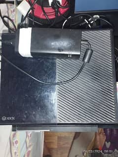 Xbox one with 2 controller 4 games