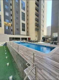 للايجار شقة راقيه من مجمع راقي بصباح السالم به حمام سباحة