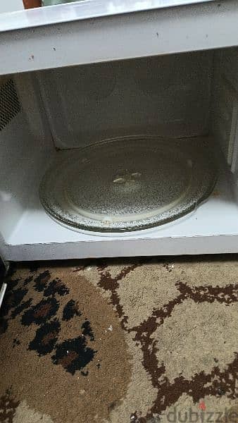 Daewoo microwave, small size, works well 1