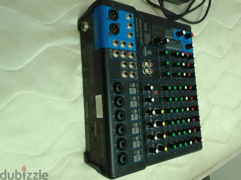 yamaha 12 channel mixer . vocal effect available 3
