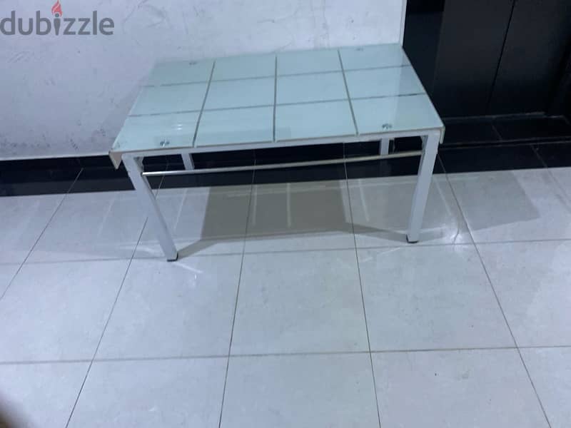 good condition Glass dining table without chairs 1