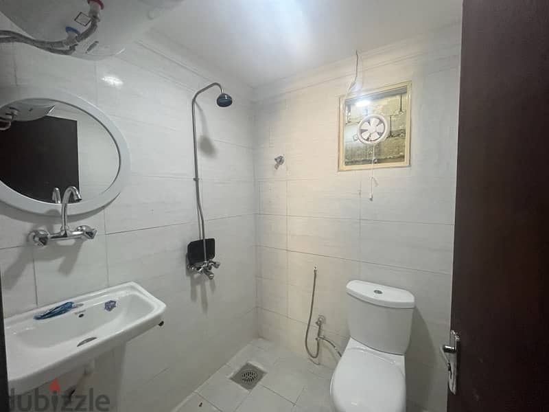 studio flat with balcony available now. . 120 kd 3